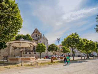 place-du-club-m-zin-albret-tourisme-83